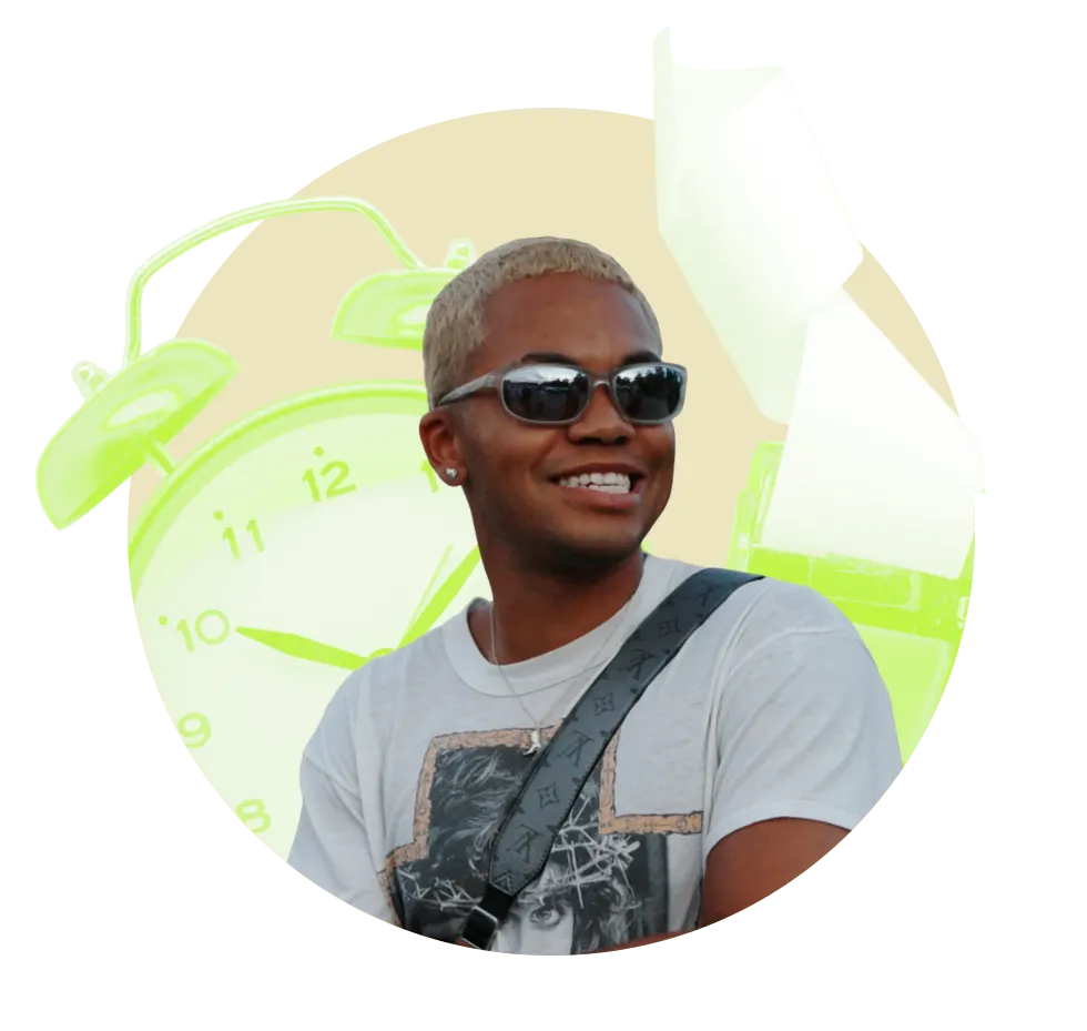 Bakari Diarra hymyilee ja katsoo oikealle.